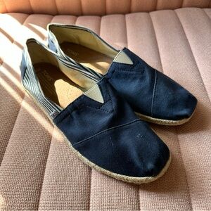 TOMS Men’s Size 10 | Classic University Navy & White Stripe